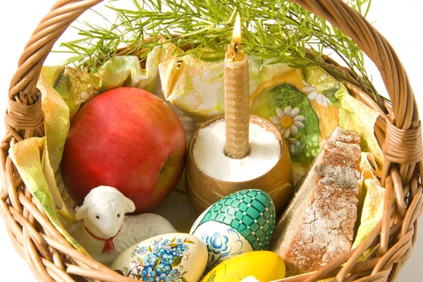 Cesta con huevos de Pascua — Foto de Stock