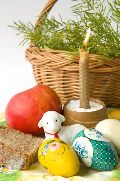Великодні яйця свічка і ягня — стокове фото