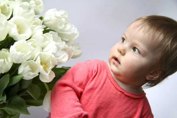 A menina com tulipas — Fotografia de Stock