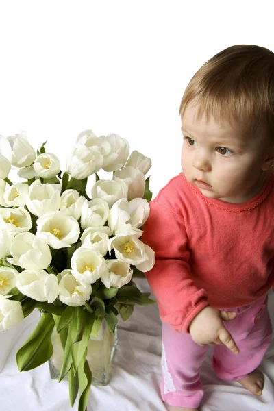 A criança e tulipas brancas — Fotografia de Stock