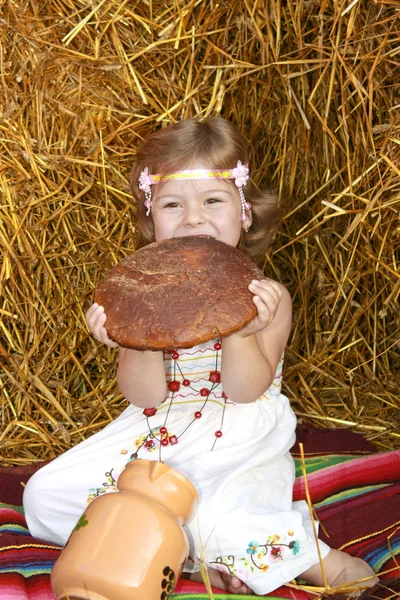 Dívka jí chléb — Stock fotografie