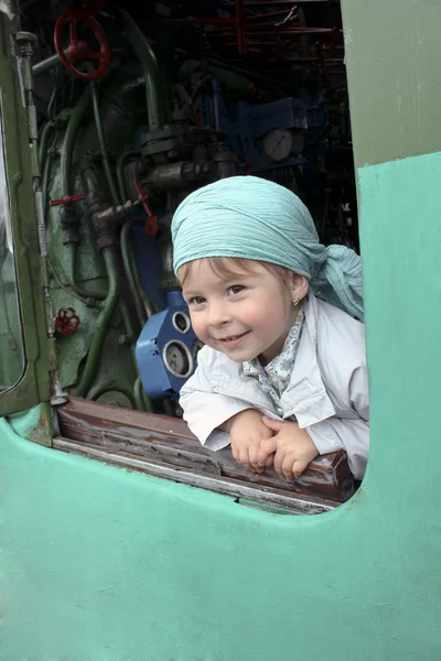 A menina em uma locomotiva a vapor — Fotografia de Stock