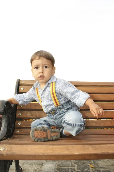 Il ragazzo su una panchina — Foto Stock