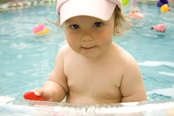 Ребенок с большими глазами в бассейне — стоковое фото