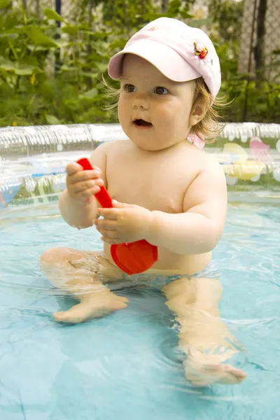 Das überraschte Kind im Pool — Stockfoto