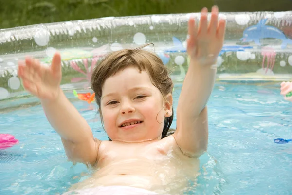 Het mooie kind in zwembad Stockafbeelding