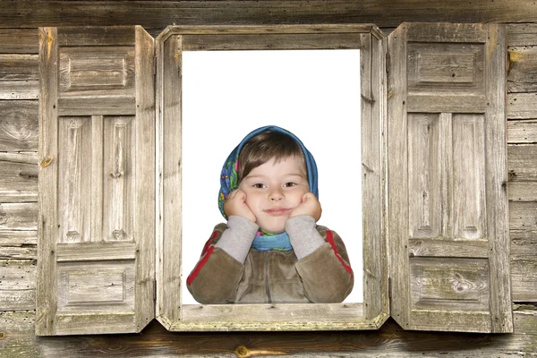 Flickan i ett gammalt fönster — Stockfoto
