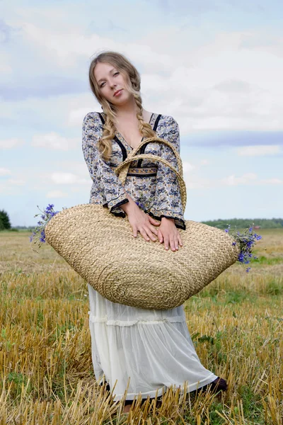 Mujer con una cesta — Foto de Stock