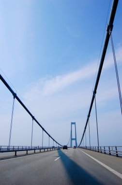 asma köprü Danimarka, dikey