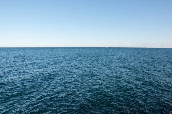 在大海中的某一行中的风车涡轮 — 图库照片