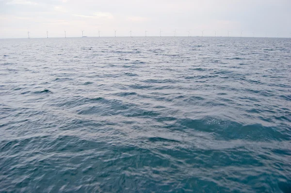 Linia de turbine de moară de vânt în largul mării — Fotografie, imagine de stoc