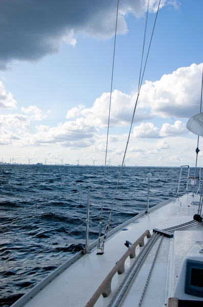 Segelboot und Windmühlen an sonnigen Tagen, vertikal — Stockfoto