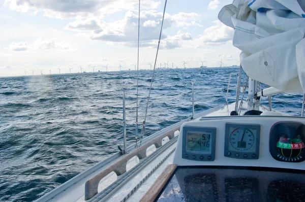 Segelboot und Windmühlen an sonnigen Tagen — Stockfoto