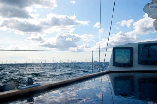 晴れた日の航行ボートのクローズ アップ — ストック写真