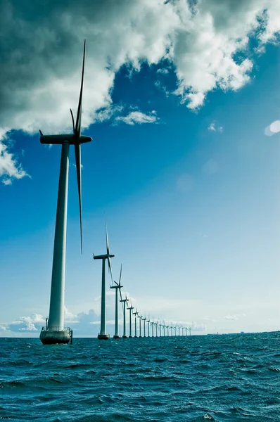 Moinhos de vento em uma linha vertical — Fotografia de Stock