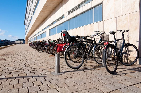 Cyklar nära opera byggnaden — Stockfoto