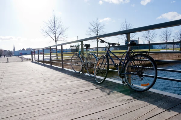 一座桥上的自行车 — 图库照片