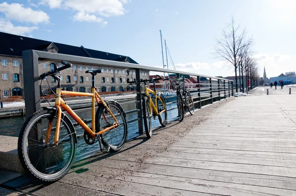 Cyklar på en bro — Stockfoto