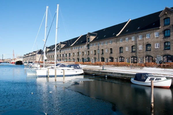 コペンハーゲンの運河に浮かぶヨット — ストック写真