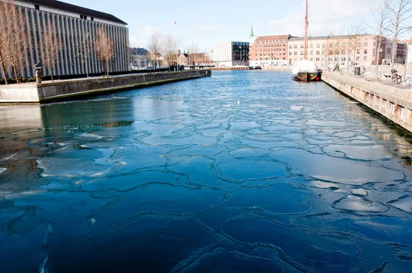 哥本哈根运河上的游艇 免版税图库图片