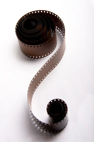 Rollos de película de 35 mm sobre fondo blanco —  Fotos de Stock