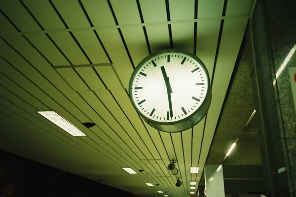 Uhr am Bahnsteig — Stockfoto