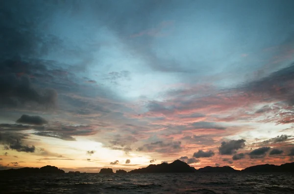Dramatischer Himmel in der Abenddämmerung — Stockfoto