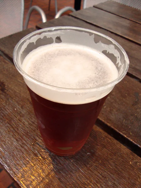 Birra fredda in un bicchiere di plastica ecologica — Foto Stock