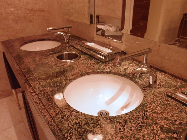 Łazienka dekoracyjne umywalki — Zdjęcie stockowe