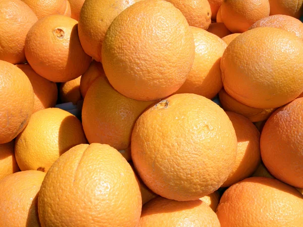Pomarańcze, siedzi się na rynku rolników — Zdjęcie stockowe