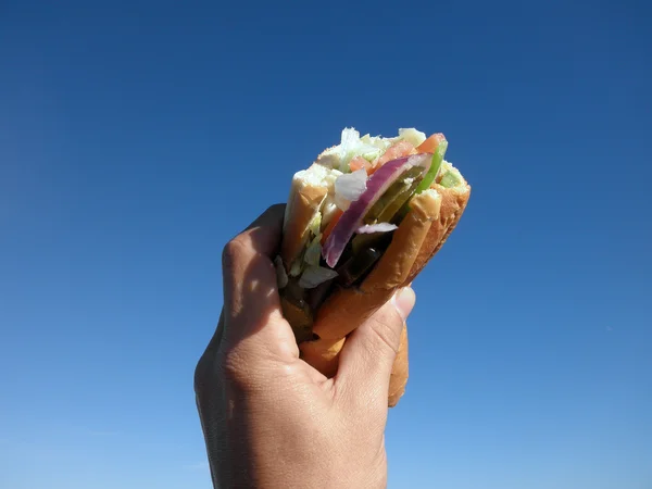 空まで開催された新鮮な補助的なサンドイッチ — ストック写真