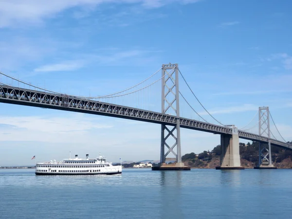 Hornbläserboot fährt unter der Brücke — Stockfoto