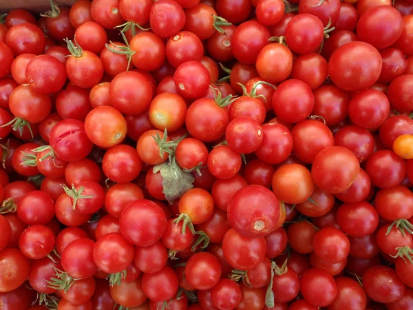 O grămadă de Rosy Red Cherry Tomatos — Fotografie, imagine de stoc
