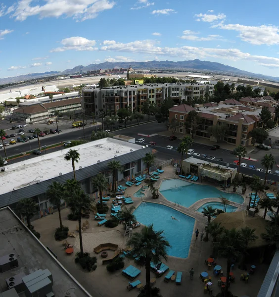 Coleção de piscinas em forma estranha e o Las Vegas McCarren Airpor — Fotografia de Stock