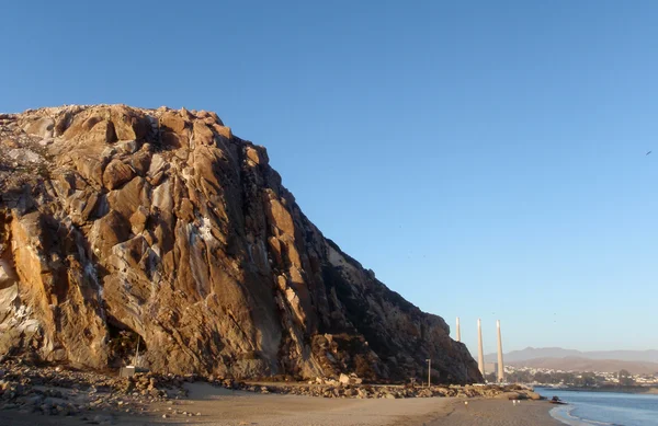 Felsen und Kraftwerk in der Morro Bay — Stockfoto