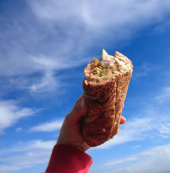 Sous-sandwich frais tenu jusqu'au ciel — Photo