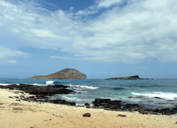 Manana (kanin) ön och Kaohikaipu (Black Rock) ö utanför th — Stockfoto