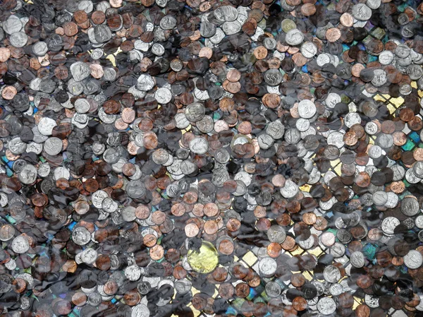 Монеты под водой — стоковое фото