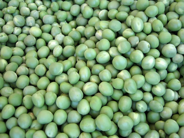 殻から取り出された英語エンドウ豆の大きい山 — ストック写真