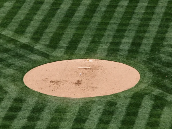 Бейсбольный отдых на насыпи — стоковое фото