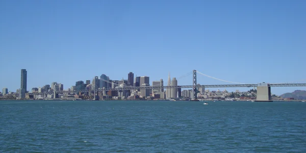 San Francisco metade da Bay Bridge vista da água — Fotografia de Stock