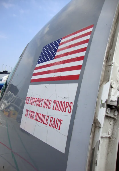 US-Flagge und "Wir unterstützen die Truppen" -Aufkleber an der Seite eines P — Stockfoto