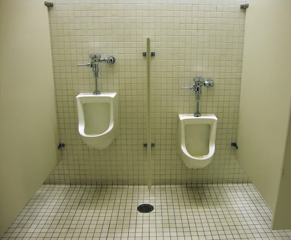 Ручні чоловічі сечовипускання в сучасній ванній кімнаті — стокове фото