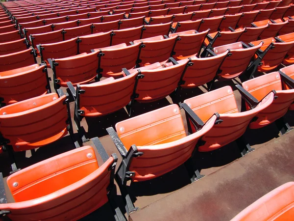Linhas de assentos de estádio laranja vazios — Fotografia de Stock