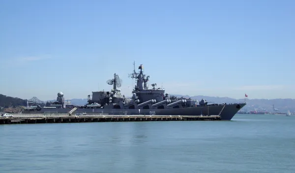Russisches kriegsschiff varyag liegt in der bucht von san francisco — Stockfoto