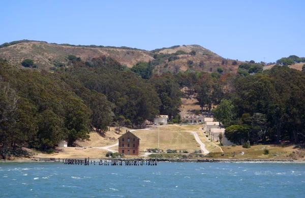 Camp Reynolds (West Garrison) on Angel Island seen from the wate — Stock Photo, Image
