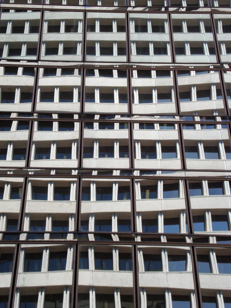 Gebouw weerspiegeld in een andere gebouwen glas — Stockfoto