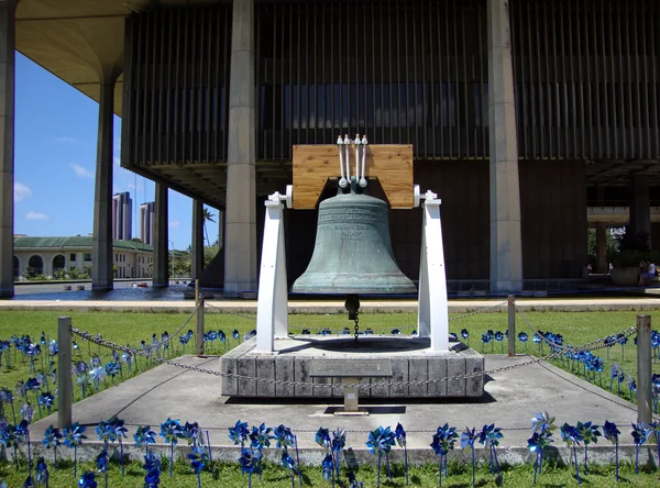 Колокол Свободы и синие колеса перед колпаком штата Гавайи — стоковое фото