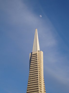 Transamerica Skyscaper ov asılı moon ile San Francisco