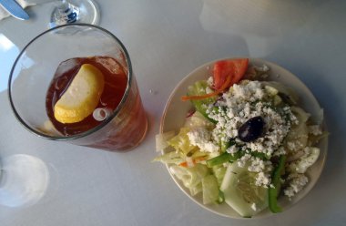 Küçük salata ve buzlu çay